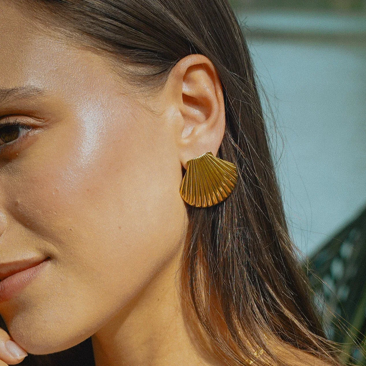 Brooke Shell Earrings in Gold