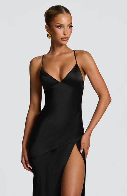 Women black v neck maxi dress, detail close-up