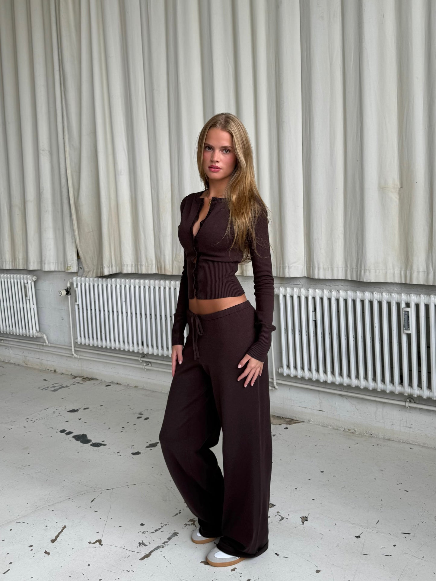 Women brown v neck set, detail