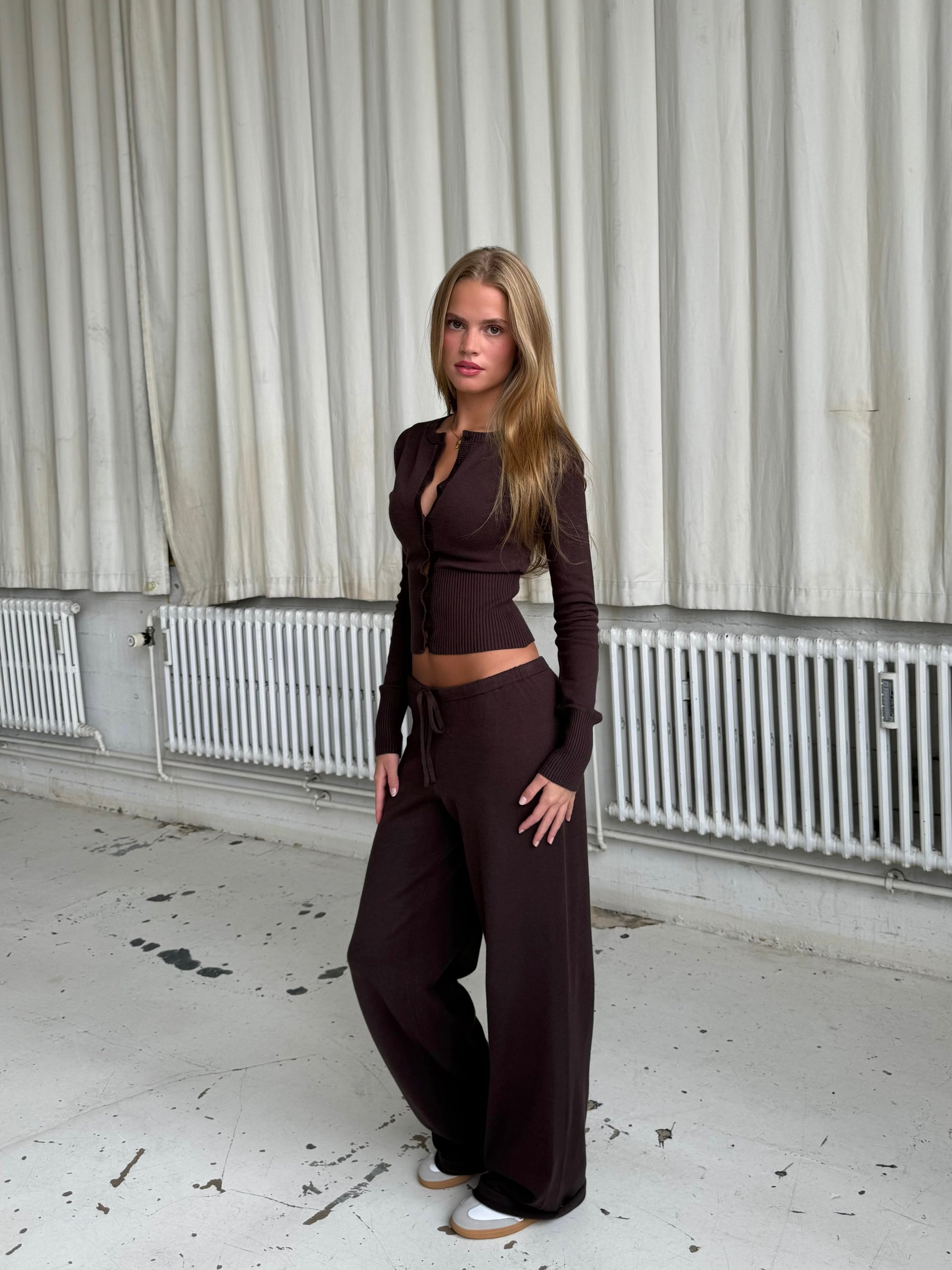 Women brown v neck set, detail