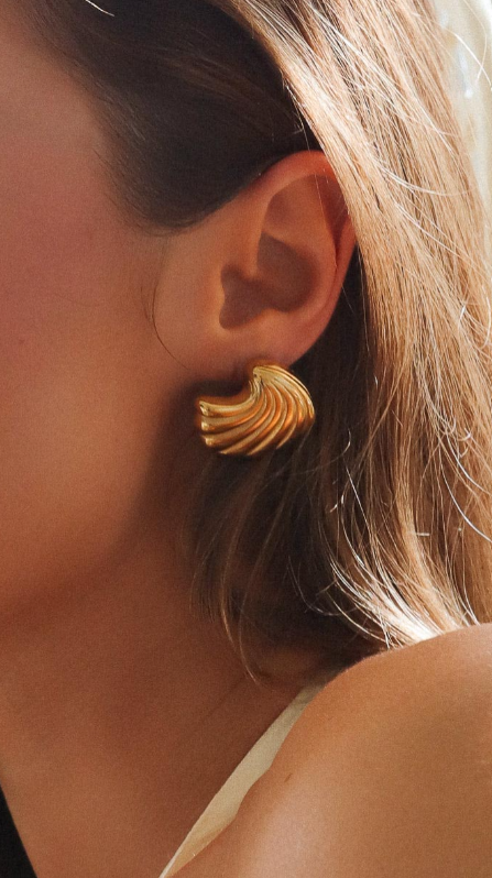 Noelle Shell Earrings in Gold