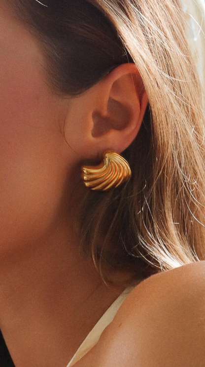 Noelle Shell Earrings in Gold