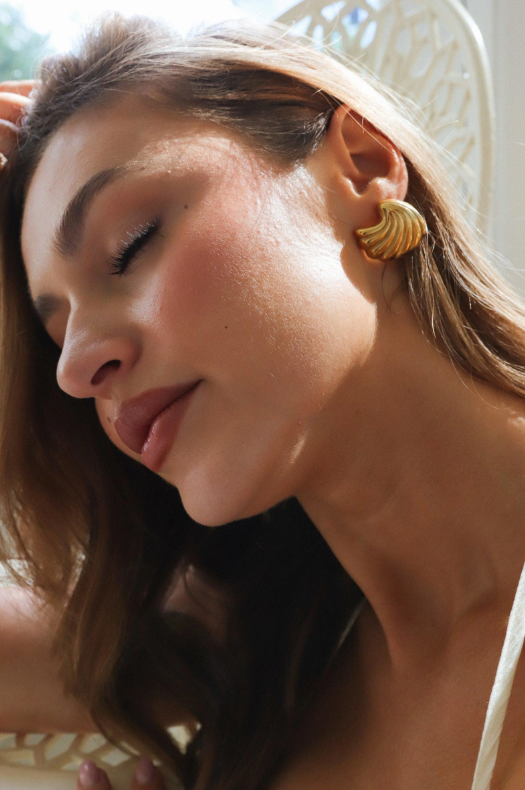 Noelle Shell Earrings in Gold