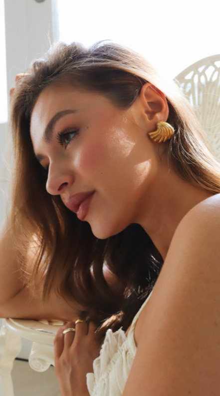 Noelle Shell Earrings in Gold